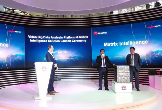 ▲华为视频监控领域总经理刘廷永、华为企业bguc＆cmarketing与解决方案销售部部长林明在现场共同为vcm揭开面纱
