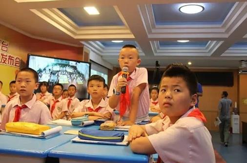 学生踊跃回答王老师地提问